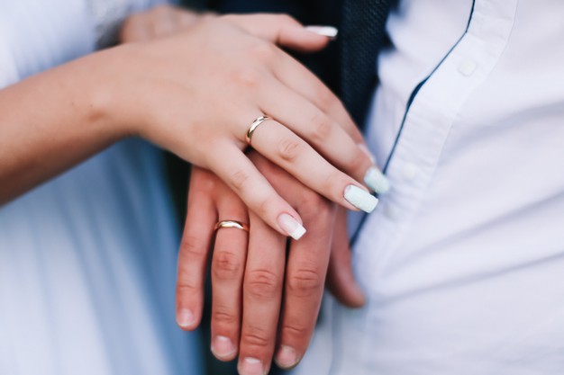 À quel doigt se porte une bague pour un homme ?