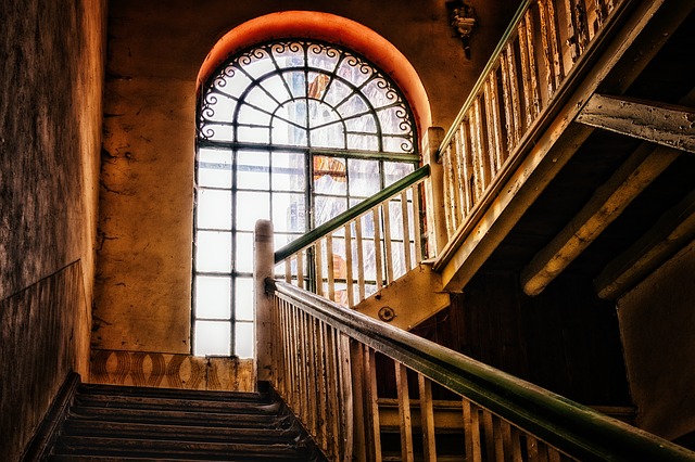 Comment rénover un escalier en bois exotique ?