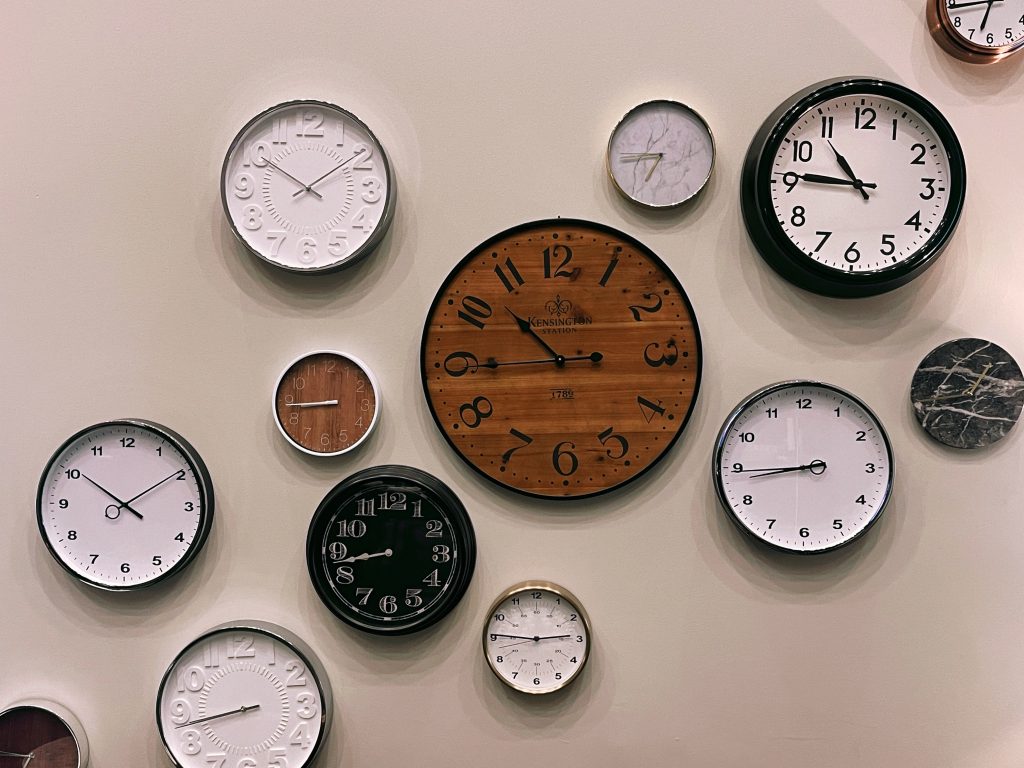 Quelle horloge moderne pour sublimer le design de votre salon ?